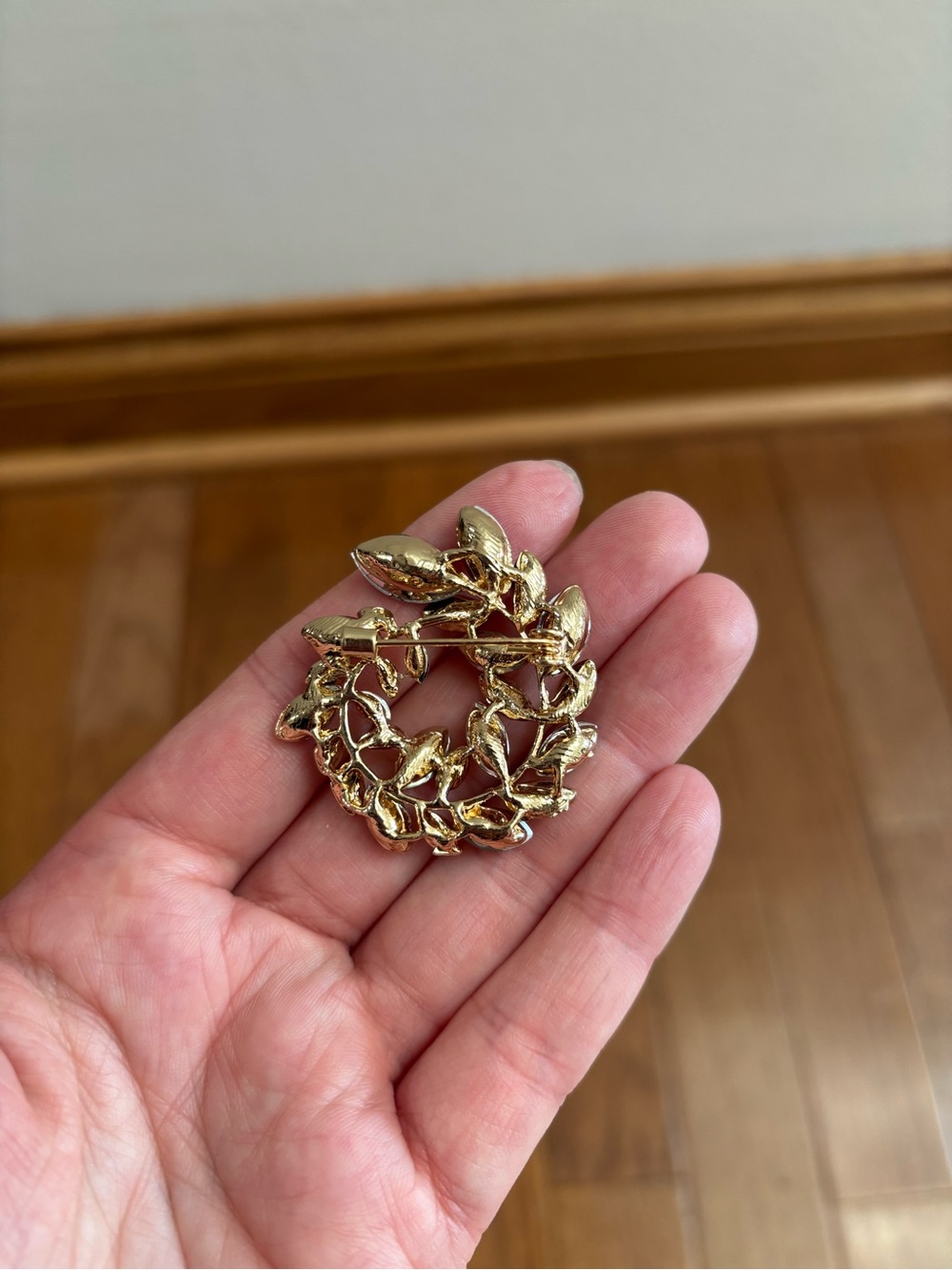 Ornate Gold Tone Vintage Inspired Leaf Brooch - Picture 3 of 3